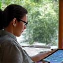 専門家がタブレットで製品を提案する様子